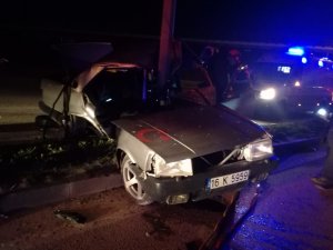 Aydınlatma direğine çarpan araç ikiye bölündü: 1 ölü