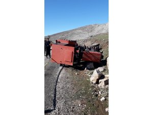 Traktör devrildi: 4 yaralı