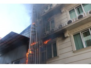 Yan binaya sıçrayan baca yangını korkuttu