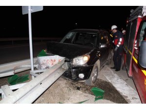 Otomobil bariyerlere çarptı; 2 yaralı