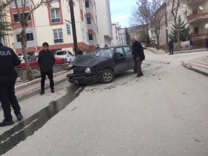 Otomobiller çarpıştı; 1 yaralı