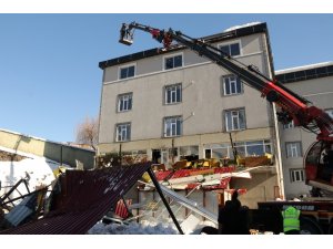 Çatıdan düşen kar kütlesi kafenin terasını çökertti: 1 ölü, 7 yaralı