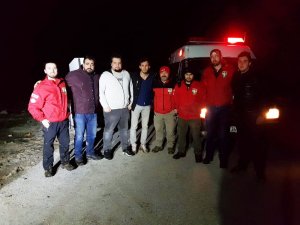 Çamura saplanan araçtaki 4 vatandaşı AKUT kurtardı