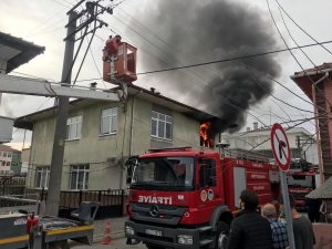 Akyazı’da ev yangını itfaiye ekiplerince söndürüldü