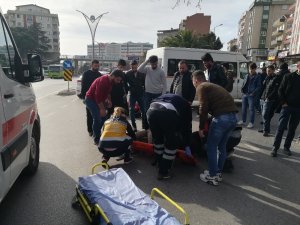 Kocaeli’nde motosiklet ile minibüs çarpıştı: 1 yaralı