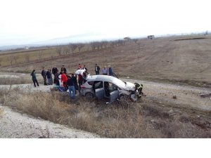 Otomobil tarlaya yuvarlandı: 3 yaralı