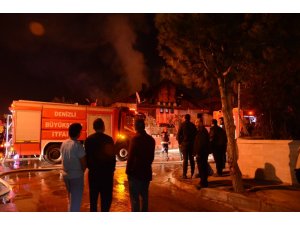 İki ailenin yaşadığı ev, gece vakti alevlere teslim oldu