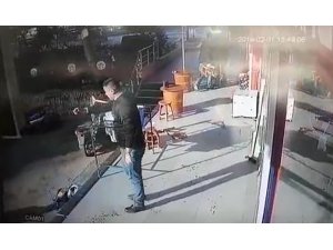 Tabureli, bıçaklı, silahlı "küfür kavgası" kamerada