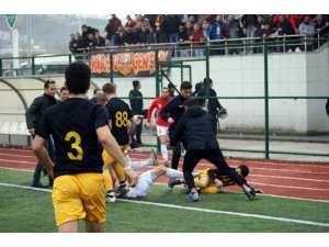 Amatör maçta kavga çıktı, 8 futbolcu kırmızı kart gördü