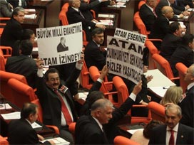 TBMM Genel Kurulu'nda çifte protesto