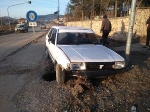 Yoldan çıkan otomobil, kanala uçtu
