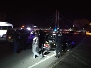 Polisten kaçarken kaza yaptılar