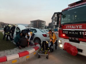 Kaldırıma çıkan otomobilin sürücüsü yaralandı