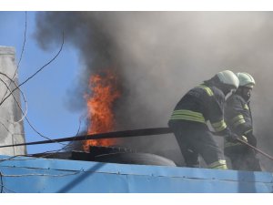 Lastik kaplama atölyesindeki yangın gökyüzünü siyaha bürüdü