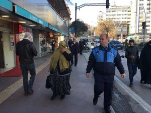 Zabıta yakalıyor, onlar dileniyor