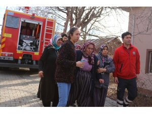 Bolu’da, 2 katlı evin çatısı alev alev yandı