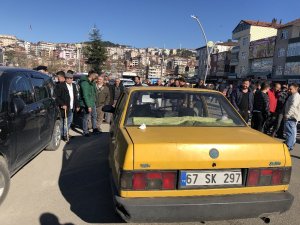 Yolun karşısına geçmek isteyen yaşlı adama araba çarptı