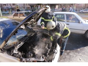 Seyir halindeki otomobil alev aldı