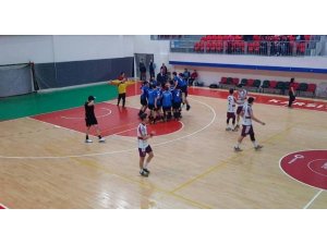 Genç hentbolcular uygun adım