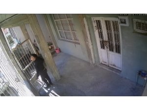 Kapı hırsızlarını güvenlik kamerası yakalattı