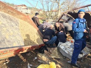 Orhaneli’de traktör devrildi: 2 yaralı