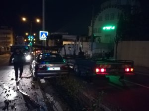 Otomobil önce ağaca sonra direğe çarptı: 1 yaralı