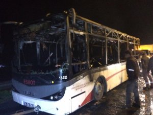 İzmir’de otobüs alevlere teslim oldu