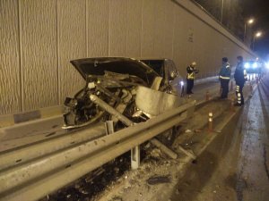 Alkollü sürücü bariyerlere daldı: 2 yaralı