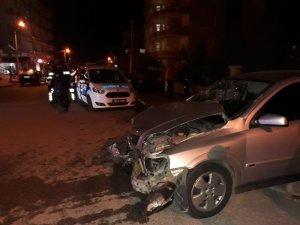 Otomobiller çarpıştı: 2 Yaralı
