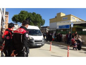 Okul servislerini tek tek durdurup ‘Çocukları serviste unutmayın’ uyarısını yaptılar