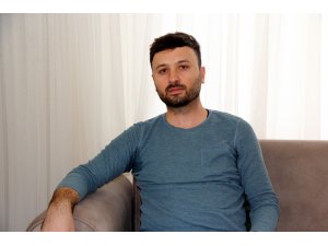 Kızıyla aynı anda yürümenin mutluluğunu yaşıyor