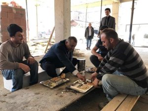 MHP’li başkan adayı Bıyık işçilerin sofrasına oturdu