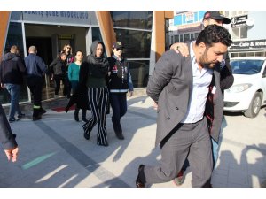 Bohçacı kılığında girdikleri evlerden 20 bin TL vurgun yapan çete çökertildi