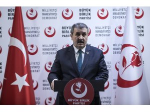 "Görüyoruz ki ABD Suriye'den çekilmiyor"