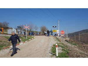 Hemzemin geçitte tren traktöre çarptı: 1 yaralı