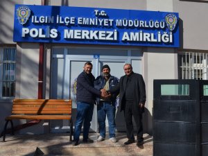 Yolda bulduğu 4 bin lirayı sahibine teslim etti