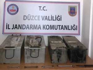 Akü hırsızları cezaevini boyladı