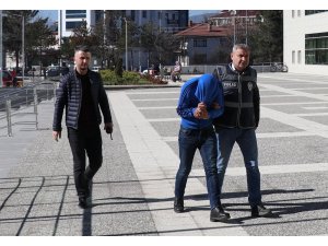 Çaldığı otomobille kaza yapan hırsız adliyeye sevk edildi