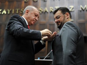 Rozetini Erdoğan taktı... İYİ Parti'den ayrılan Tamer Akkal, AK Parti'de!