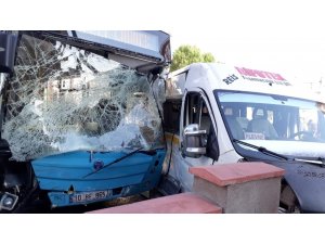 Toplu Taşıma aracı ile servis aracı kaza yaptı: 6 yaralı