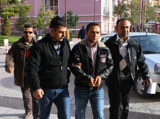 Eşini ve kaynanasını bıçakla yaraladı
