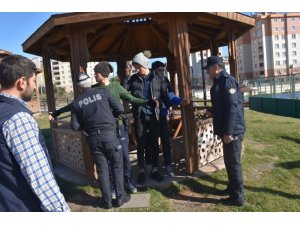 Parklarda saklanan kesici aletler bulundu