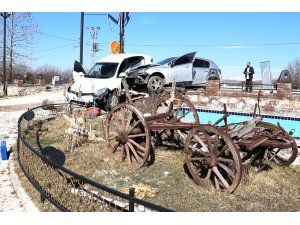 Elazığ'da çarpışan iki otomobil bahçe duvarına çıktı