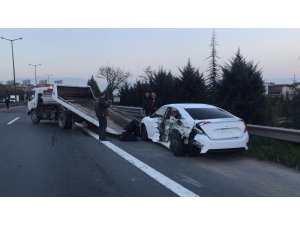 Devrilen tır otoyolda ulaşımı aksattı