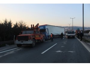 Devrilen tır TEM’i trafiğe kapattı