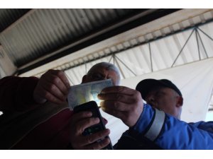 Polisten vatandaşlara sahte para ve çanta taşıma eğitimi