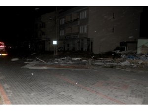 Fethiye’de fırtına ağaçları devirdi, çatıları uçurdu