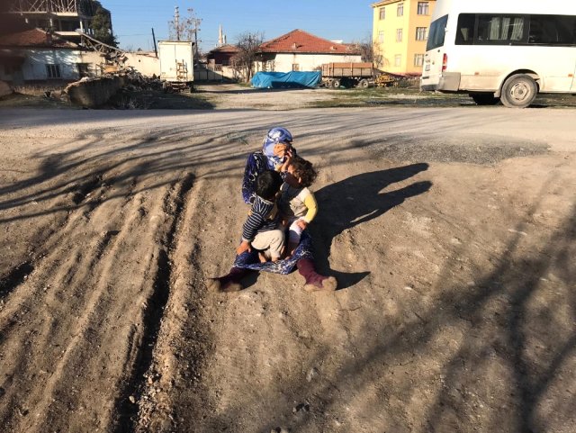 Evi Yanan Kadın İki Çocuğuyla Feryat Etti