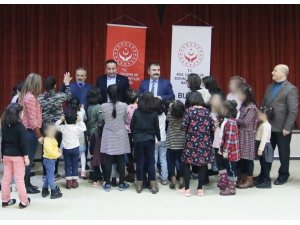 Yurtta kalan çocuklara başkandan doğum günü sürprizi