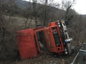 Yenice yolunda kamyon devrildi: 1 yaralı